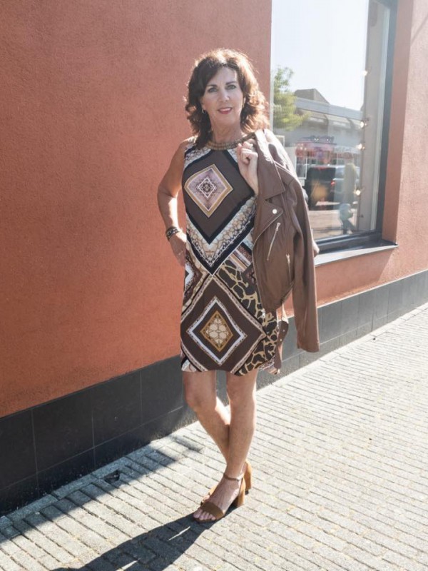 Ana Alcazar jurk bruin SS2020